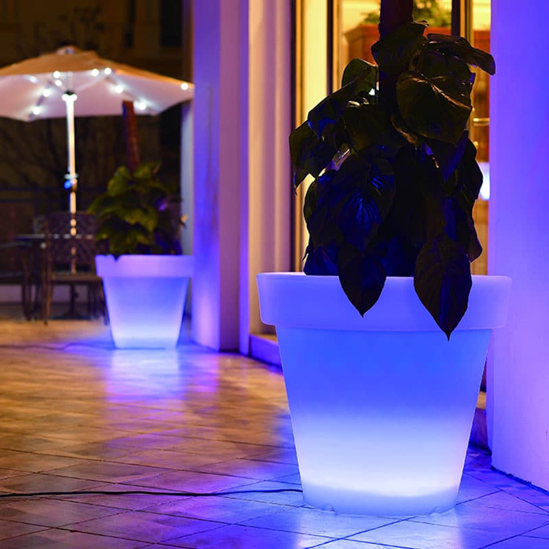 Bloempot-66cm-oplaadbaar-blauw-op-terras